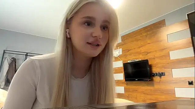 Snapshot of TiffanieSluyter chatting on May 14, 6:04 pm TiffanieSluyter online show from May 14, 6:04 pm