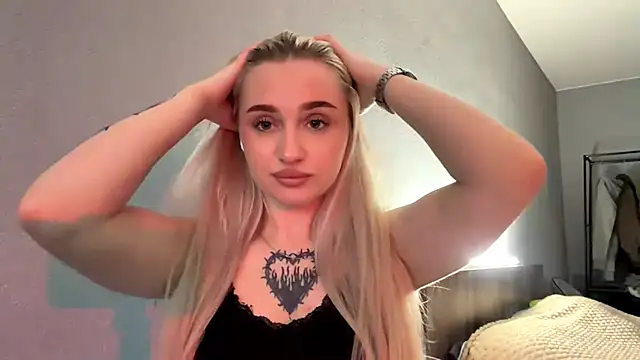 Snapshot of TiffanieSluyter chatting on May 19, 3:40 pm TiffanieSluyter online show from May 19, 3:40 pm