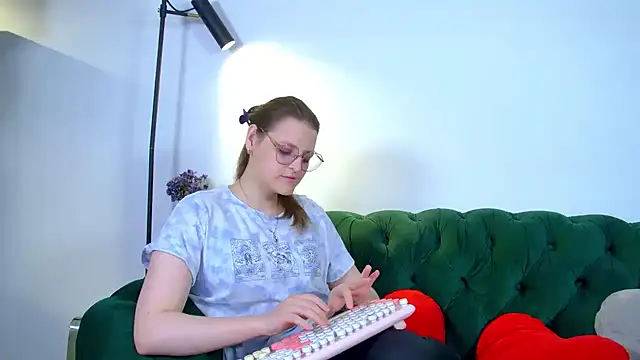 AlexaAvery online show from June 13, 6:55 am