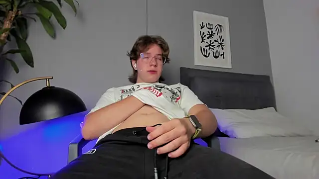 Snapshot of LucasMoraless chatting on May 21, 2:13 pm LucasMoraless online show from May 21, 2:13 pm