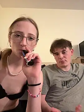 LauraundSteve  online show from May 26, 7:10 pm