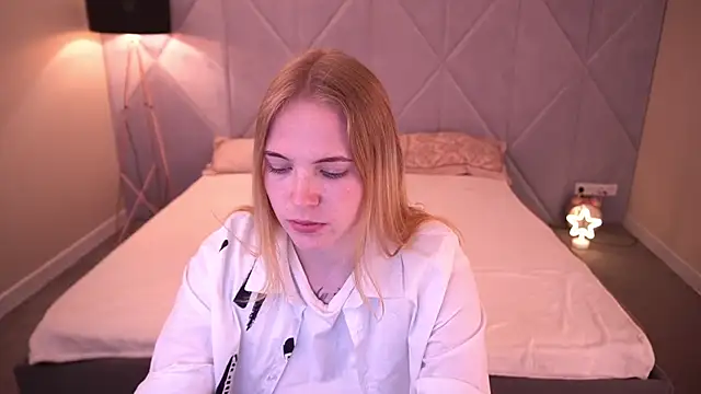 NikkyReyyy online show from May 18, 5:35 am