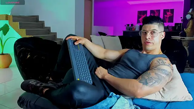 Snapshot of lukas_green11 chatting on June 21, 6:10 pm lukas green11 online show from June 21, 6:10 pm