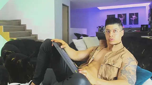 Snapshot of lukas_green11 chatting on June 25, 5:50 pm lukas green11 online show from June 25, 5:50 pm
