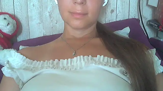 Snapshot of Bella--White chatting on June 16, 5:43 am Bella--White online show from June 16, 5:43 am
