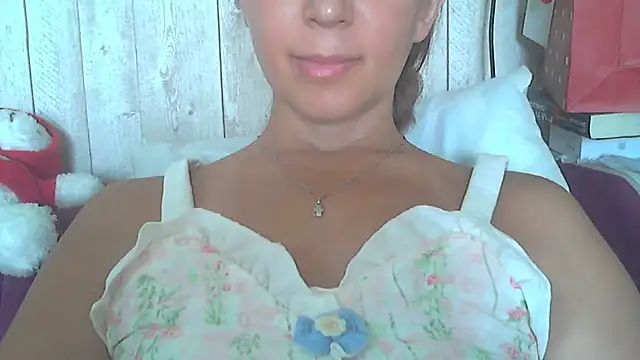 Snapshot of Bella--White chatting on June 27, 7:24 am Bella--White online show from June 27, 7:24 am