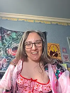 Snapshot of Izzylove47 chatting on May 17, 12:56 pm Izzylove47 online show from May 17, 12:56 pm