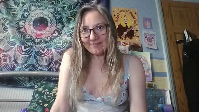 Snapshot of Izzylove47 chatting on May 21, 8:10 am Izzylove47 online show from May 21, 8:10 am