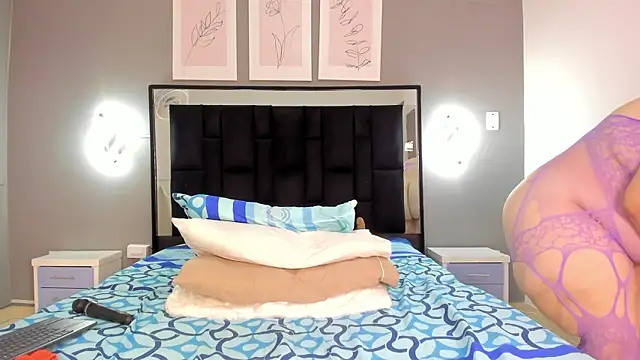 Snapshot of zoe_curvyy chatting on June 25, 12:20 pm zoe curvyy online show from June 25, 12:20 pm