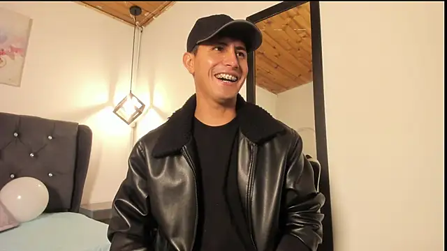 Snapshot of marcos_vieyra chatting on July 8, 7:40 pm marcos vieyra online show from July 8, 7:40 pm
