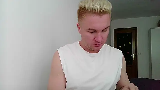 Snapshot of Sheny_y chatting on May 18, 8:31 am Sheny y online show from May 18, 8:31 am