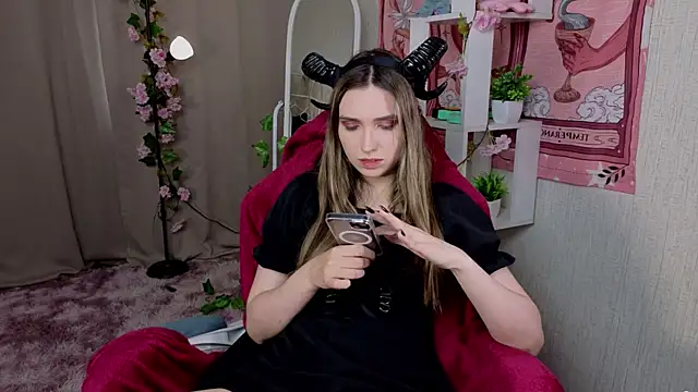 Snapshot of NocturneHuntress chatting on June 22, 7:27 am NocturneHuntress online show from June 22, 7:27 am