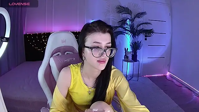 Snapshot of Ariella_Me chatting on June 5, 6:52 am Ariella Me online show from June 5, 6:52 am