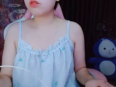 Snapshot of Julie_Ulie chatting on June 8, 12:49 pm Julie Ulie online show from June 8, 12:49 pm