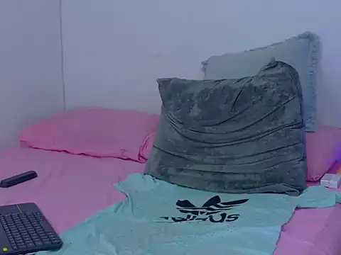 Snapshot of skoook_gray_ chatting on June 27, 12:22 pm skoook gray online show from June 27, 12:22 pm