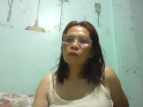 Snapshot of momshe2026 chatting on June 6, 7:40 pm momshe2026 online show from June 6, 7:40 pm