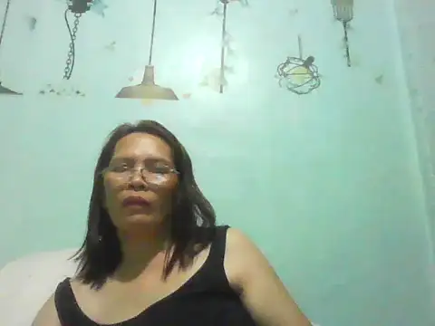 Snapshot of momshe2026 chatting on June 8, 1:22 pm momshe2026 online show from June 8, 1:22 pm