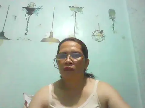 Snapshot of momshe2026 chatting on June 10, 1:54 pm momshe2026 online show from June 10, 1:54 pm