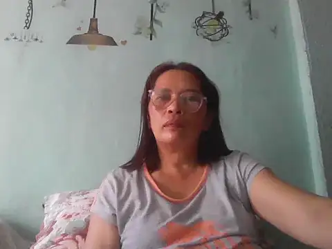 Snapshot of momshe2026 chatting on June 13, 7:50 am momshe2026 online show from June 13, 7:50 am