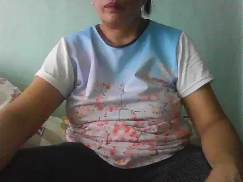 Snapshot of momshe2026 chatting on July 3, 8:43 am momshe2026 online show from July 3, 8:43 am