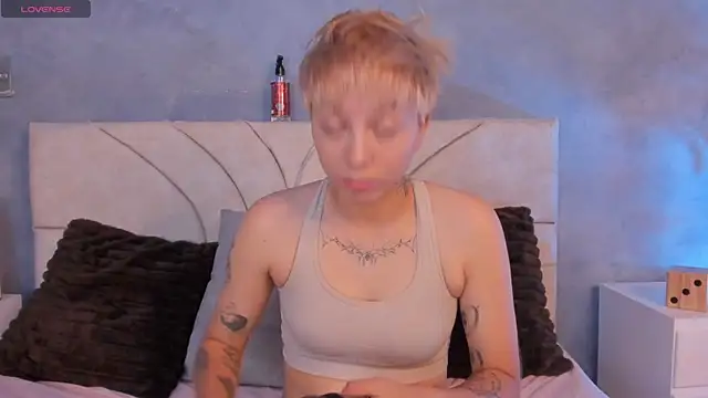 Snapshot of vane_grey chatting on July 10, 6:21 pm vane grey online show from July 10, 6:21 pm
