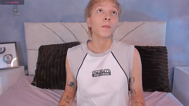 Snapshot of vane_grey chatting on July 11, 6:54 pm vane grey online show from July 11, 6:54 pm