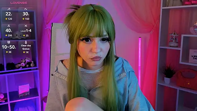 YunaLeaf online show from May 23, 4:00 pm