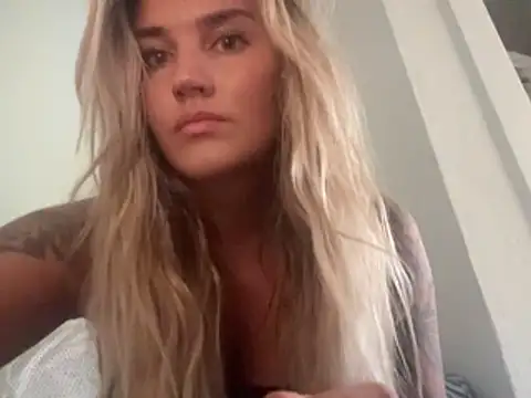 Snapshot of thebeachyblonde chatting on July 8, 10:58 pm thebeachyblonde online show from July 8, 10:58 pm