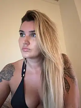 Snapshot of thebeachyblonde chatting on July 17, 2:18 am thebeachyblonde online show from July 17, 2:18 am