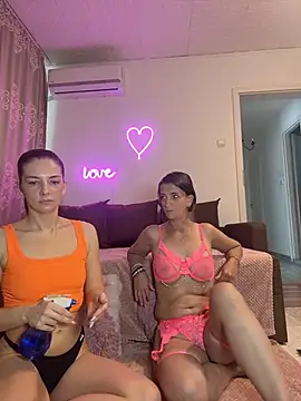 Snapshot of Sabrinee_xx_divine chatting on June 19, 8:29 am Sabrinee xx divine online show from June 19, 8:29 am
