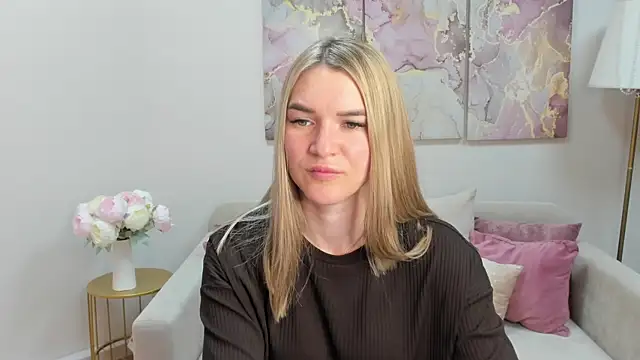 RoxyReignn online show from July 3, 9:10 pm
