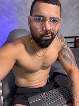 Snapshot of RoccoSaenz chatting on June 17, 5:47 pm RoccoSaenz online show from June 17, 5:47 pm