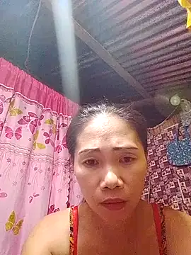 Snapshot of hotmom_lyn chatting on May 26, 2:35 pm hotmom lyn online show from May 26, 2:35 pm