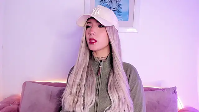 SophieMoneet online show from May 26, 12:45 pm