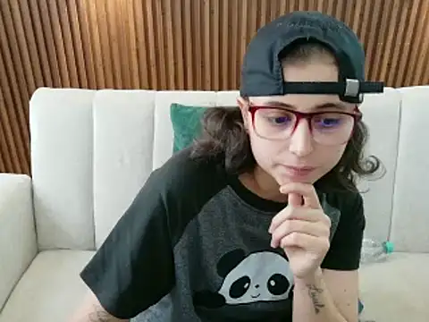 Snapshot of feelena_mysoull chatting on June 23, 4:05 pm feelena mysoull online show from June 23, 4:05 pm