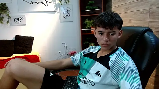 Snapshot of Ryan_grayx chatting on June 27, 3:17 pm Ryan grayx online show from June 27, 3:17 pm