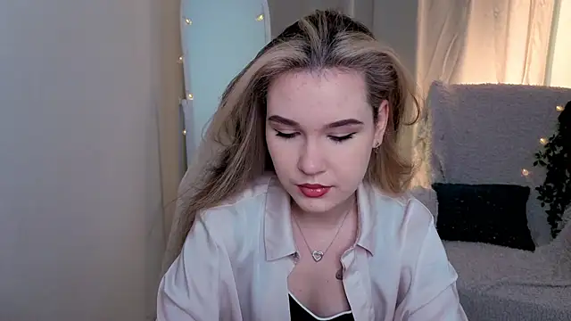 NelliSimson online show from June 3, 1:36 pm