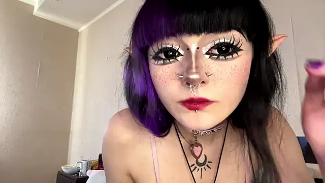 Snapshot of HolyCute chatting on June 22, 2:14 pm HolyCute online show from June 22, 2:14 pm