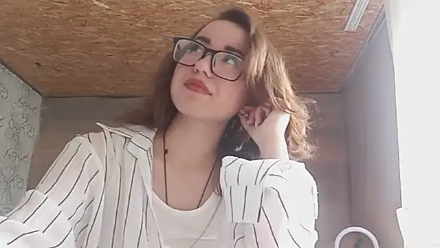 OliviaMoment online show from June 15, 8:27 am