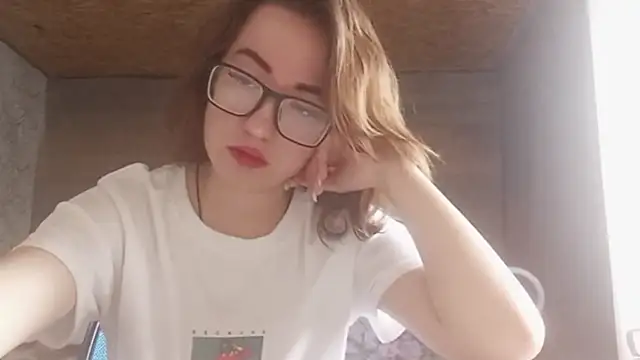 OliviaMoment online show from June 26, 9:03 am