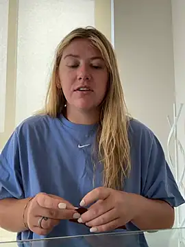 Snapshot of allyanalangell chatting on July 18, 5:39 pm allyanalangell online show from July 18, 5:39 pm