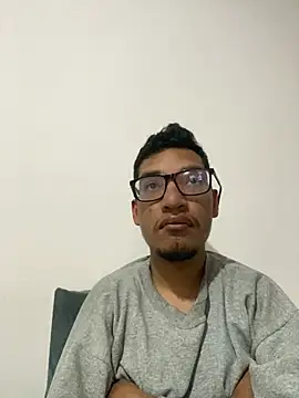 Guillermo26j online show from May 31, 11:39 pm