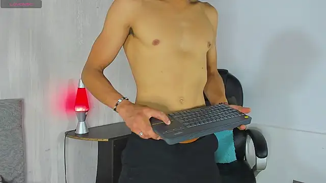 tommyhot7 online show from June 20, 9:28 pm