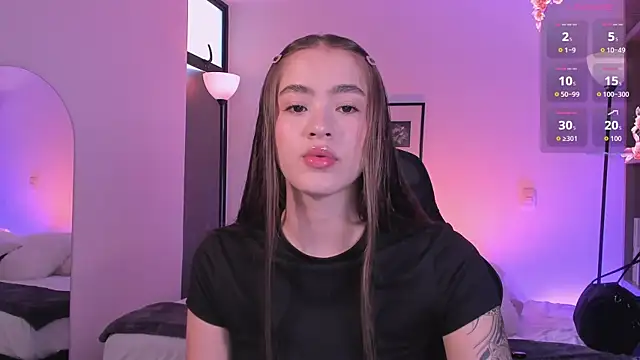 Snapshot of LizzyColins chatting on June 23, 7:23 pm LizzyColins online show from June 23, 7:23 pm