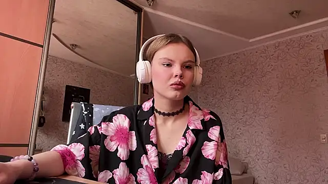 Snapshot of Vivienneyourdream chatting on June 3, 9:56 am Vivienneyourdream online show from June 3, 9:56 am