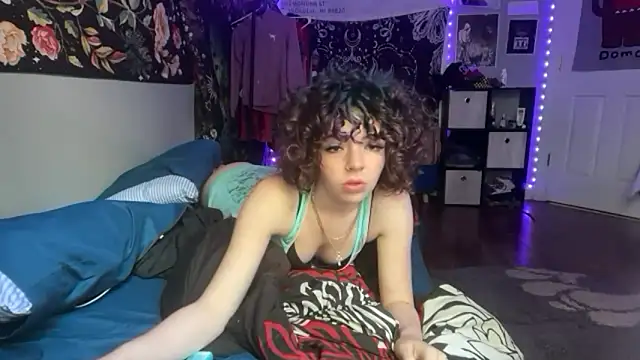 petitewhitebaee online show from June 15, 5:04 pm
