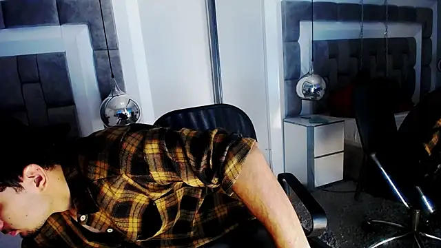 LucasThomson  online show from June 18, 4:02 am