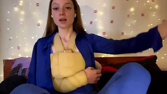 itskylieee online show from June 16, 9:56 am
