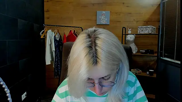 DaisyHopkins online show from June 21, 8:50 am