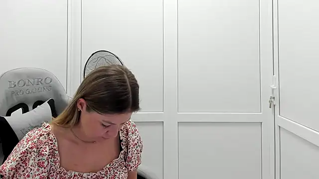 Snapshot of MiaSummerr_ chatting on July 17, 12:45 pm MiaSummerr online show from July 17, 12:45 pm